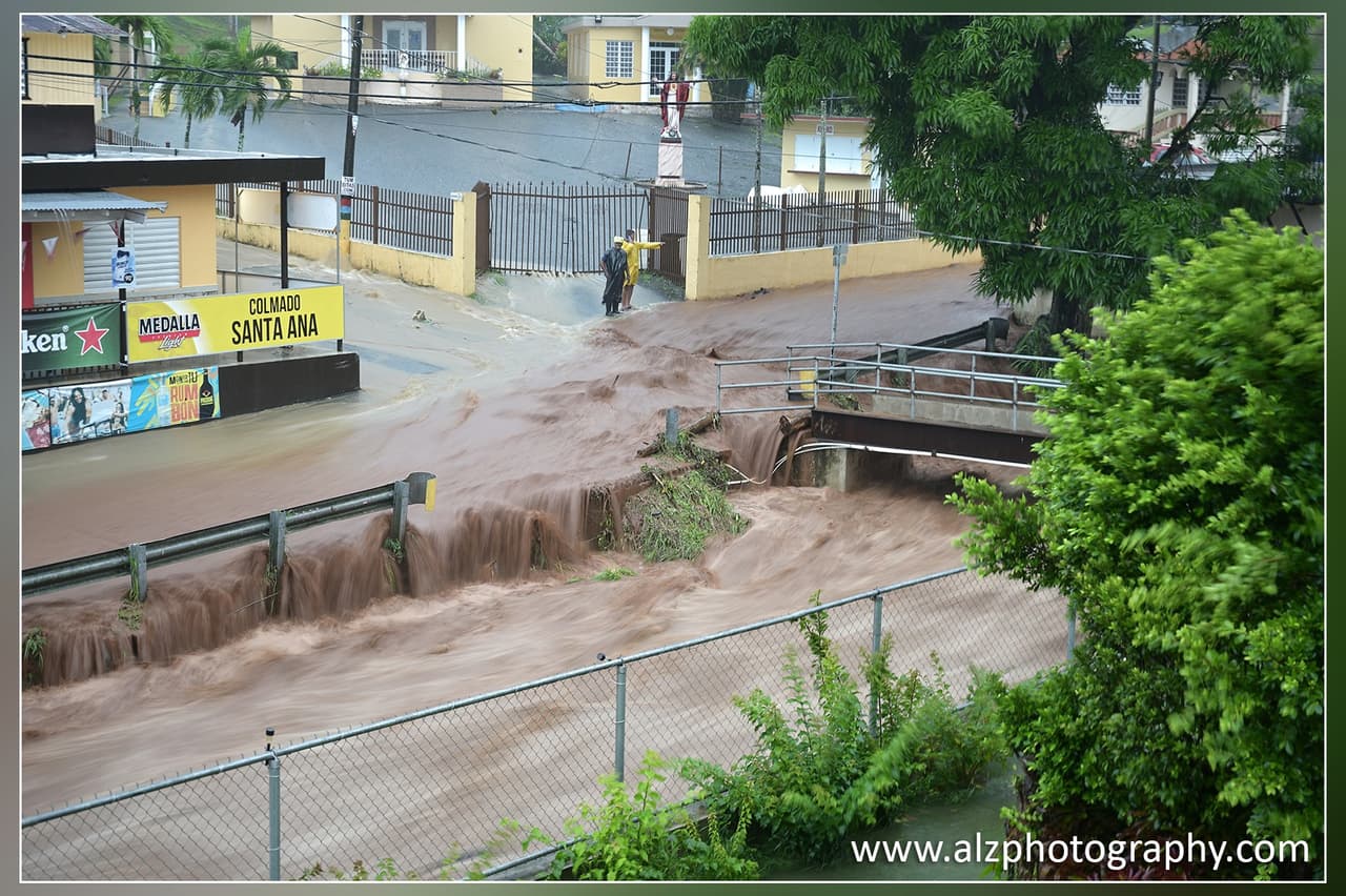 Un grupo de jóvenes del barrio salieron a ayudar a las personas que sus hogares se inundaron. Sin embargo, la residente Legnamara Jusino indicó que aún queda mucho por hacer.