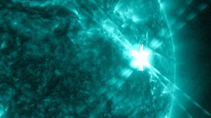Esta fotografía proporcionada por el Observatorio de Dinámica Solar de la NASA capturó esta imagen de una llamarada solar, como se ve en el destello brillante en la parte superior derecha, el jueves 14 de diciembre de 2023.