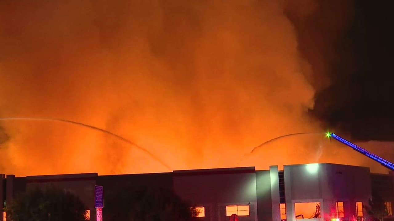 Masivo incendio en almacén de Ontario deja a empleado detenido acusado de provocarlo