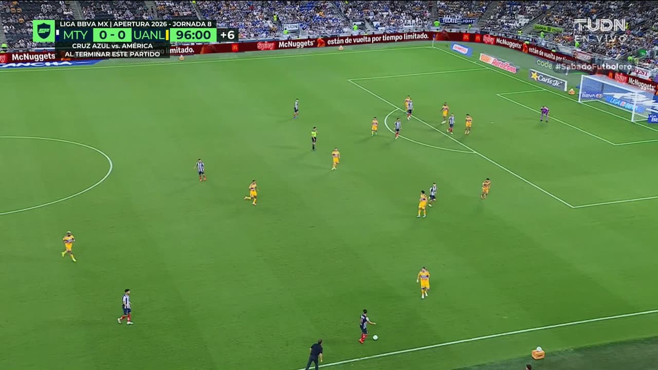 ¡Expulsión! El árbitro saca la roja directa a Gerardo Arteaga.