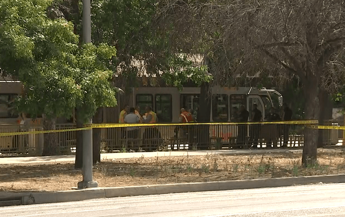 Cinco horas más tarde, alrededor de las 12:52 pm Zaragoza 
<br>subió a un autobús de la Línea Naranja en el área de Woodley Avenue y Victory Boulevard y mató a aun hombre, no identificado.