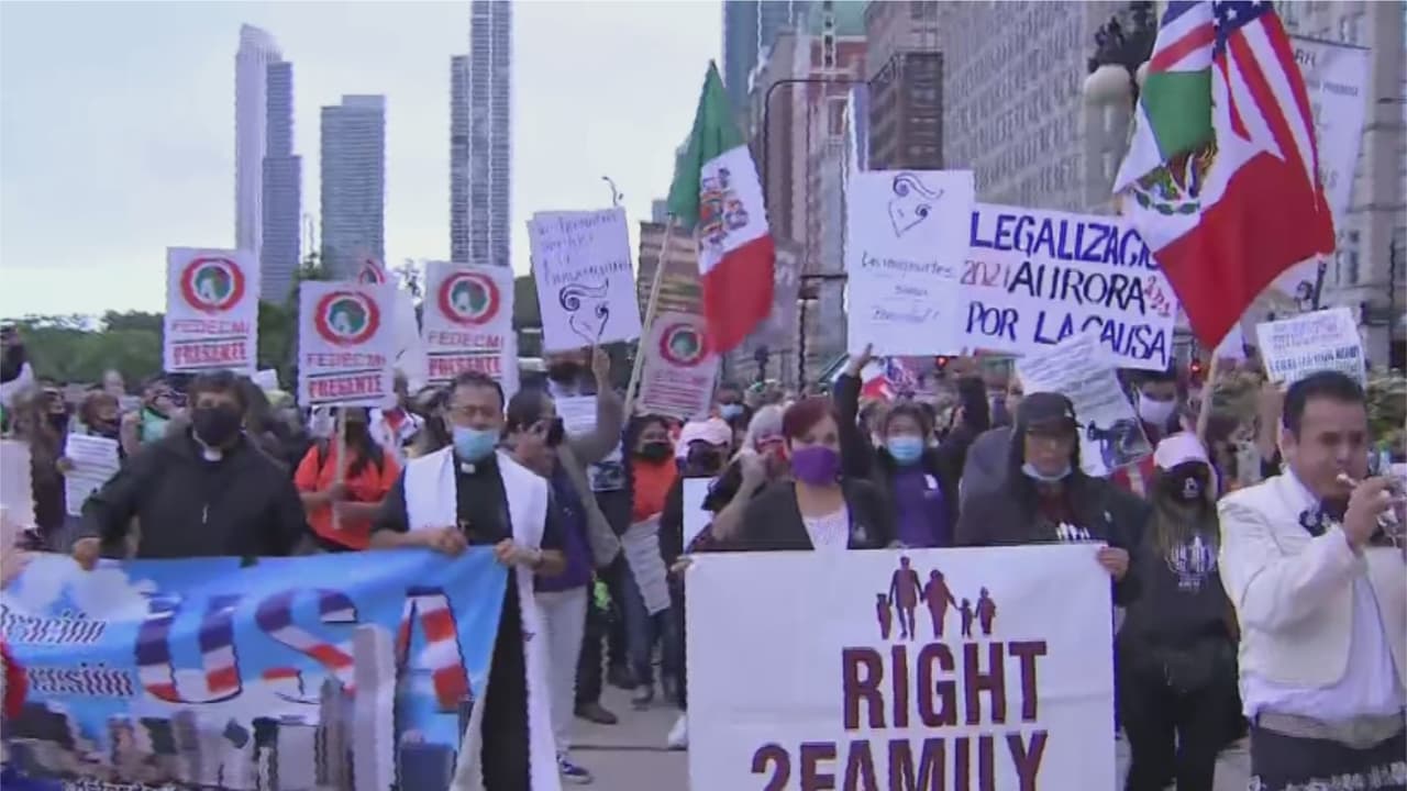 Cientos marchan en Chicago exigiendo la legalización de millones de inmigrantes y el fin de las deportaciones