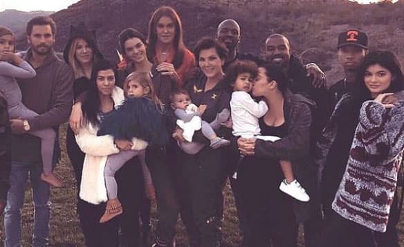 KOURTNEY KARDASHIAN
<br>Compartió la tan comentada foto de la familia reunida el año pasado