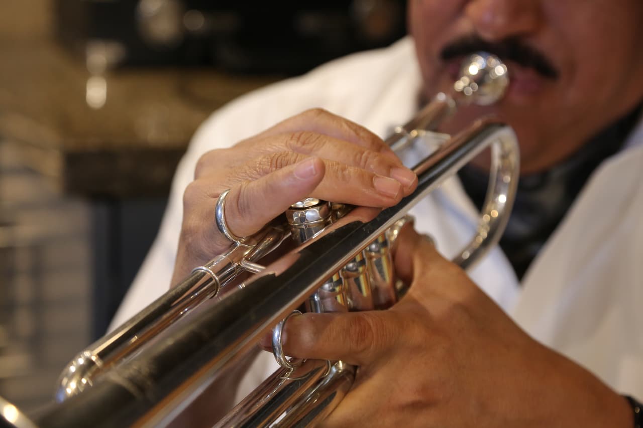 Una vez el bus llega a su destino final, la acción comienza para los integrantes de El Recodo, quienes empiezan a ensayar los instrumentos y a ultimar cada detalle para subir al escenario y complacer al público.