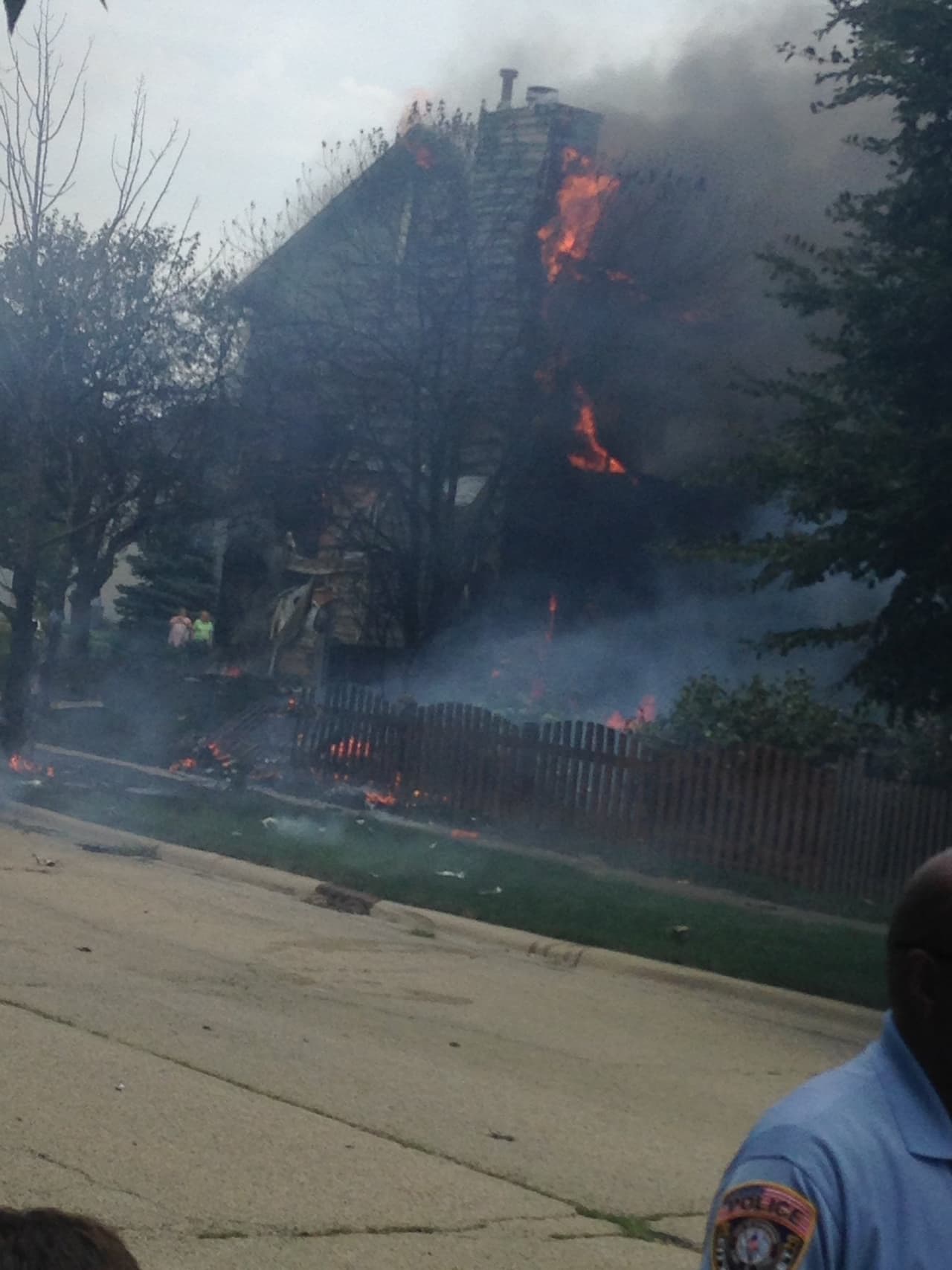 Cuadrillas de emergencia responden a accidente aéreo ocurrido en Plainfield, Illinois donde este jueves se cayó una avioneta en una casa.