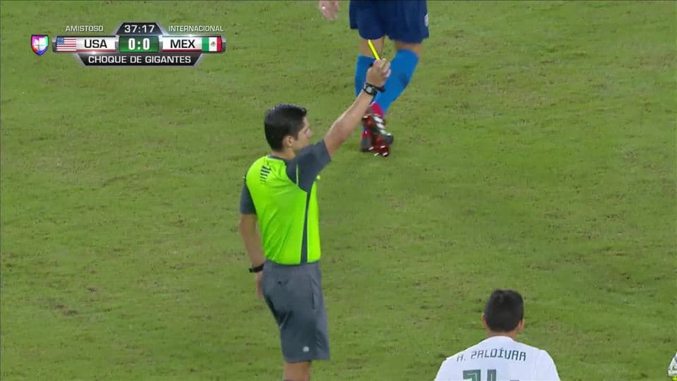 Tarjeta amarilla. El árbitro amonesta a Matt Miazga de USA