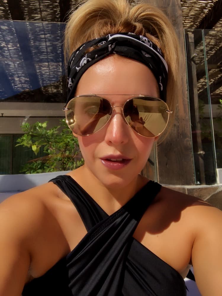 Los lentes son básicos también durante un día de bronceado.