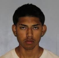 Eric Edgardo Velázquez, de 17 años, acusado de participar en un delito y homicidio criminal.