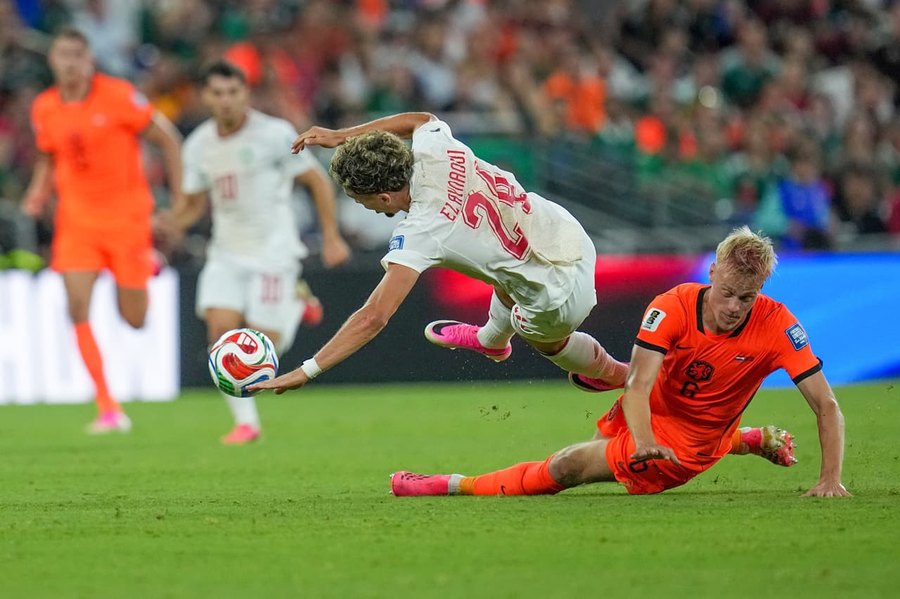 El neerlandés Jan Paul van Hecke (6) disputa el balón con el marroquí Neil El Aynaoui (24) durante el partido de dieciseisavos de final de la Copa del Mundo entre los Países Bajos y Marruecos en Guadalupe, cerca de Monterrey, México, el lunes 29 de junio de 2026.