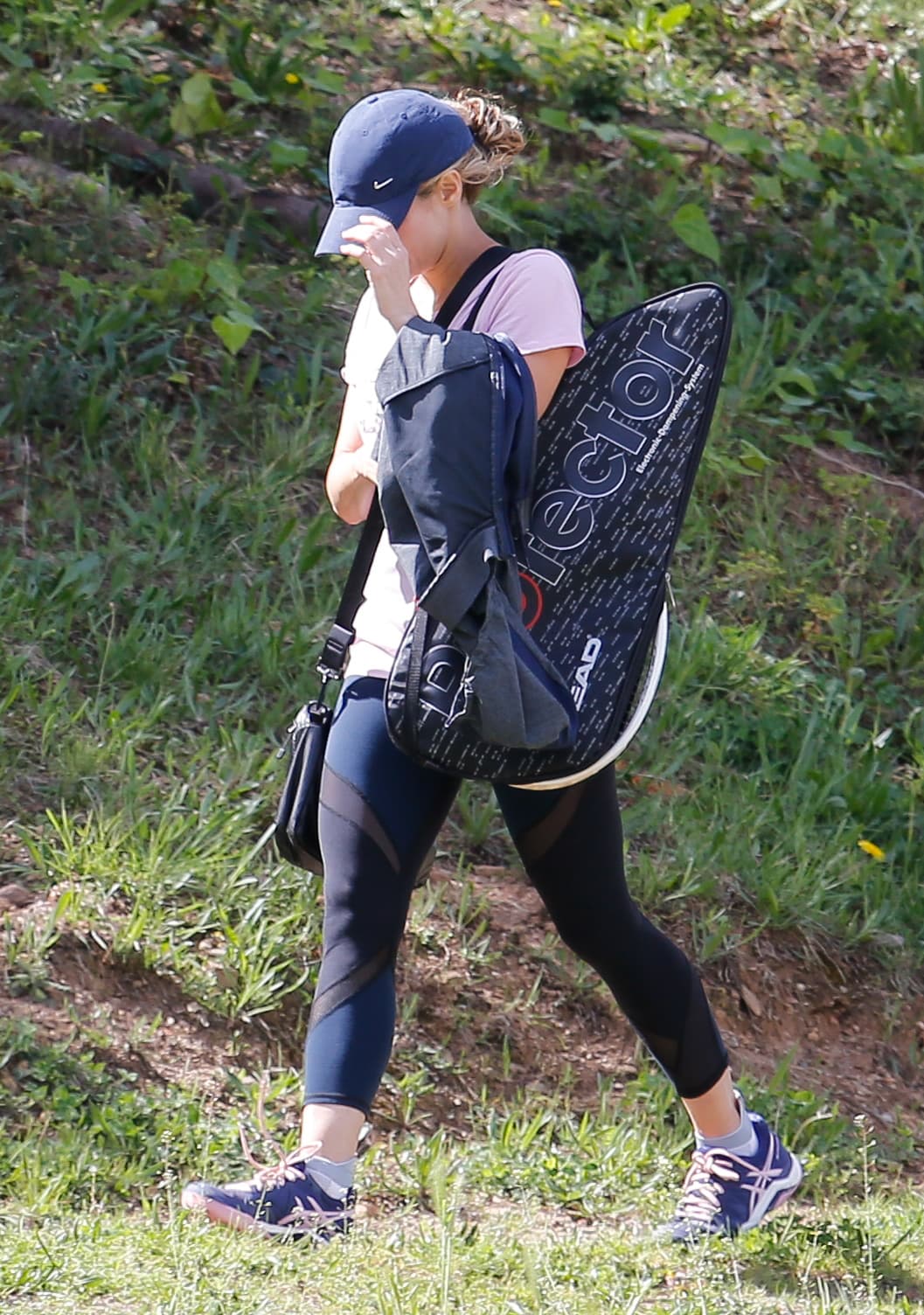 Y con una gorra y gafas de sol trató de pasar desapercibida, pero fue imposible.