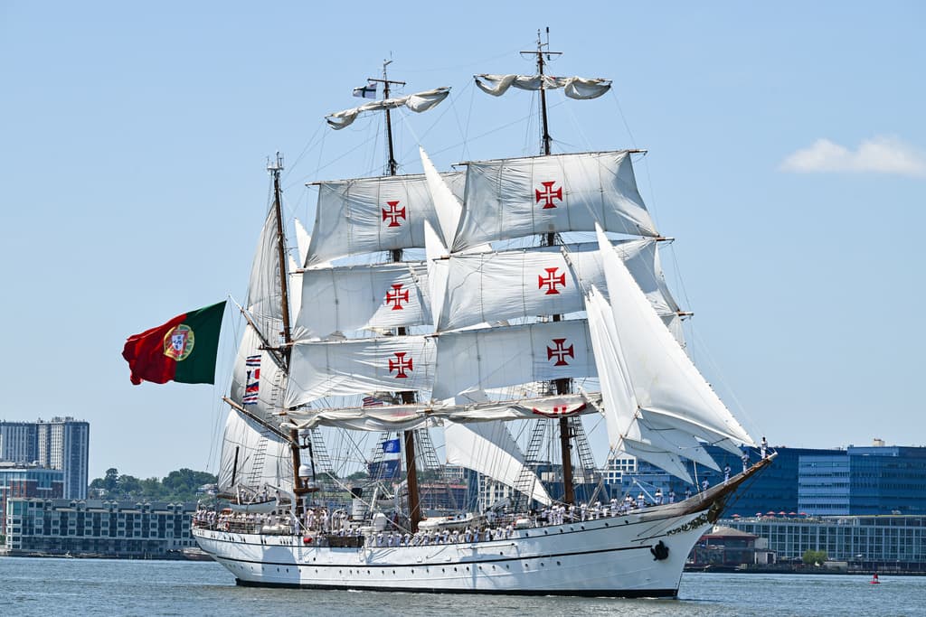 El NRP Sagres de Portugal participa en el desfile naval Sail4th 250 en el río Hudson de la ciudad de Nueva York el sábado 4 de julio de 2026. (Foto de Evan Agostini/Invision/AP)