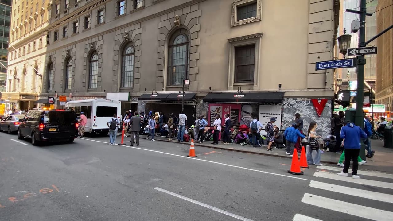 Según información de la Ciudad de Nueva York, unos 52,000 inmigrantes se encuentran en el sistema de refugio temporal.
<br>