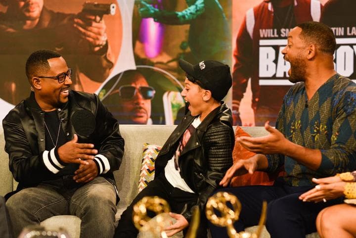 El pequeño llegó con los ojos vendados y al destaparlos descubrió que estaba sentado junto a Will Smith y Martin Lawrance.