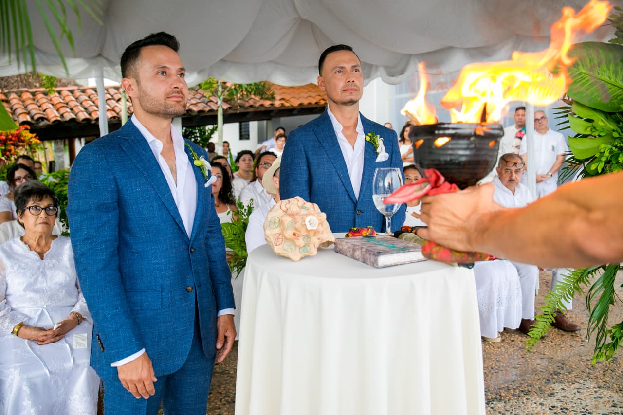 La ceremonia consistió en un ritual en donde la pareja pidió por buena fortuna, prosperidad, amor y felicidad, y en donde elementos como el fuego y caracoles estuvieron presentes.
