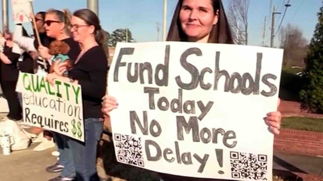 Maestros de Carolina del Norte entre los que más bajos salarios reciben en todo el país