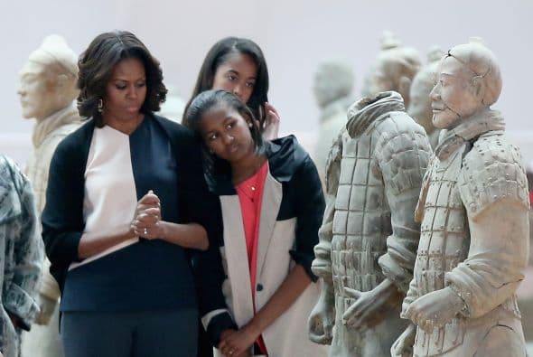 La primera dama siempre se ocupa de la salud, disciplina y éxito de sus hijas, antes que de la política, aunque en ambas tareas se saca un 10. Ha demostrado que además de ser una profesionista exitosa, madre dedicada y luchadora incansable, es una icono de moda y 'glamour'. Sin duda, ella es ejemplo y motivación para muchas madres que deben ser líderes, fuera y dentro de casa.