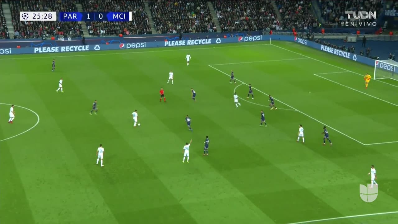 ¡CERCA! Raheem Sterling disparó que se estrella en el poste.