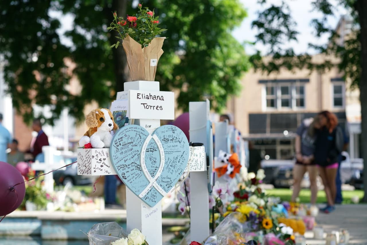 Padres y madres que perdieron a sus hijos han relatado la impotencia que les abarca el no poder haber hecho nada para salvarlos. Mientras esto, la policía está siendo fuertemente cuestionada por la respuesta que dieron tras el tiroteo.