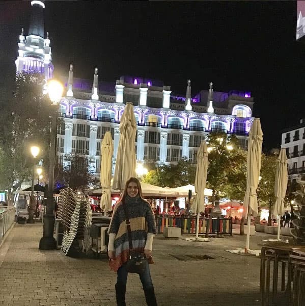 El frío no fue impedimento para que esta belleza saliera por las noches a caminar por las calles madrileñas.