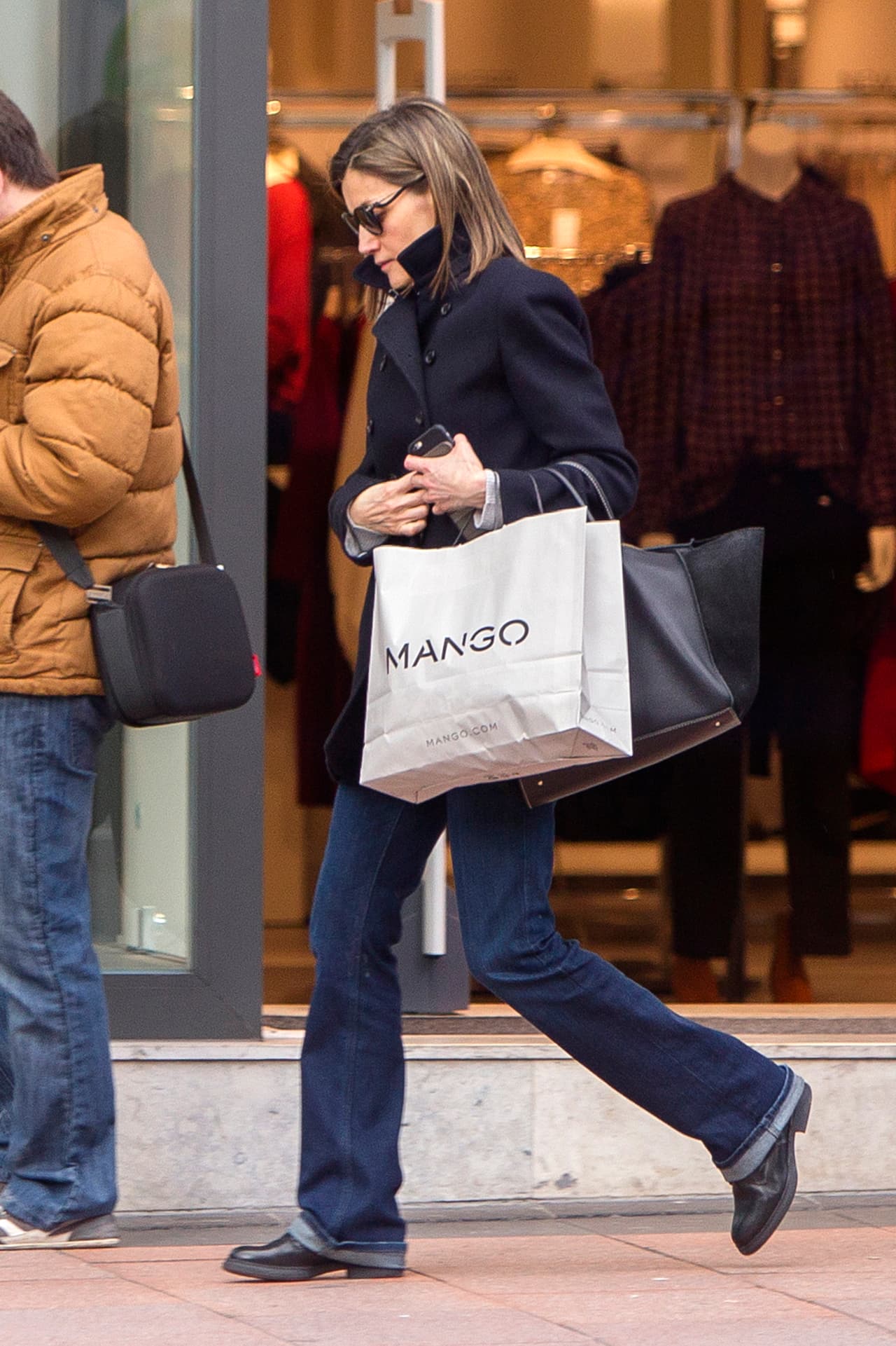 Para esta salidita de compras, Letizia optó por un look muy casual, en jeans y abrigo.