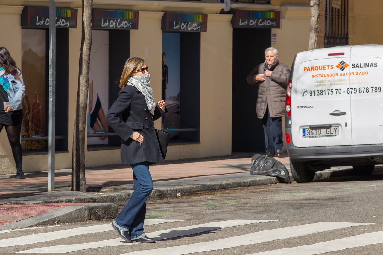 Intentaba ocultarse bajo su mascada.