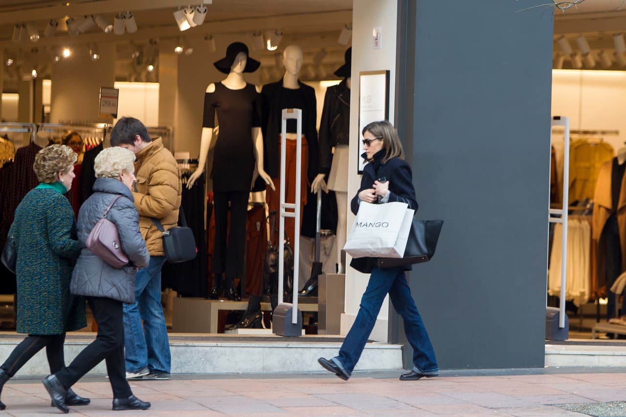 Tras pasar un buen rato en una popular boutique salió cargando una bolsa.