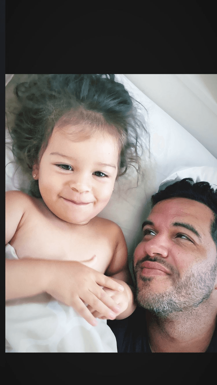 La mirada de Yisus proyecta el profundo amor que siente por las mujeres de su vida: Silvana, Anabella y su esposa Juliana.