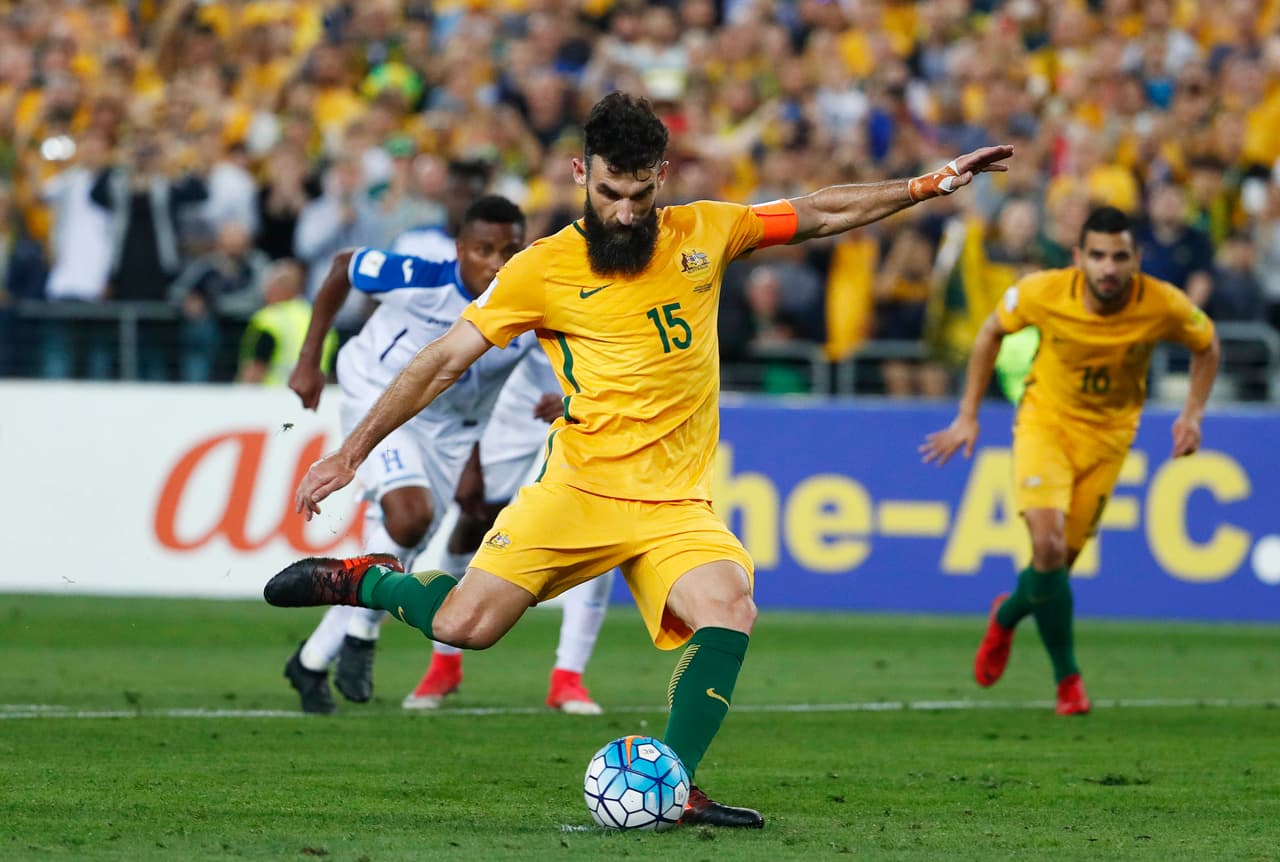 Tras más de 20 minutos de nervios en Honduras, el árbitro Néstor Pitana sancionó un penal a favor de los locales por mano en el área de Bryan Acosta.