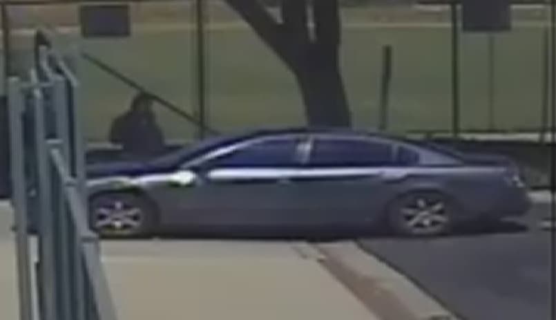 El sospechoso fue visto conduciendo un Nissan Altima de color verde o azul.