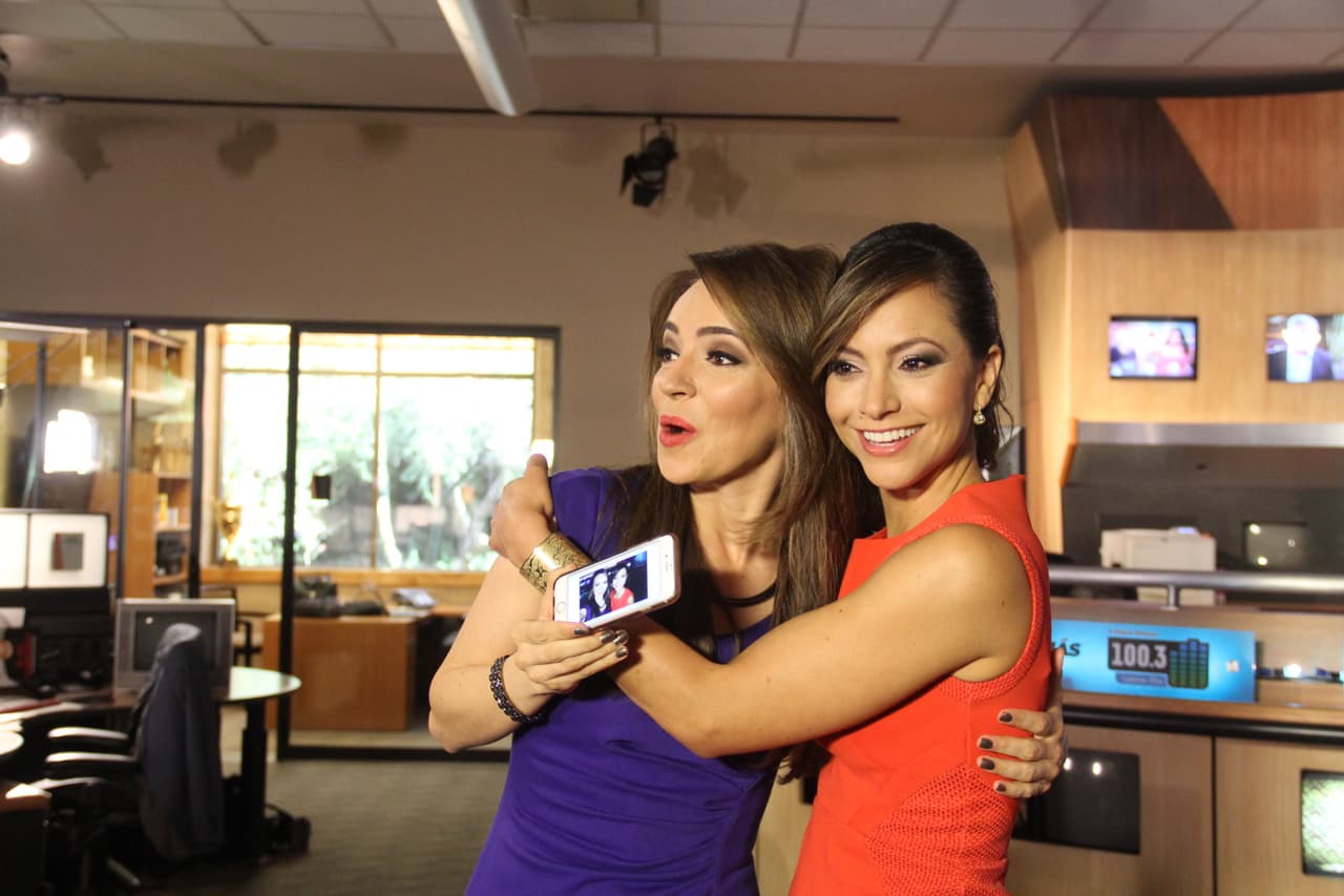 La talentosa y carismática periodista de Univisión, Satcha Pretto, visitó Phoenix para apoyar la campaña multimedia #QuieroAprender de Univisión y el XQ Institute, la cual cuyo propósito es animar a los estudiantes hispanos y a sus familias a exigir educación de excelencia en las escuelas, que prepare a los jóvenes para un futuro de éxito. Durante su visita a Phoenix, Pretto visitó los estudios de Univisión Arizona donde compartió con el equipo de noticias local, incluyendo la presentadora de noticia Heidi Renpenning.