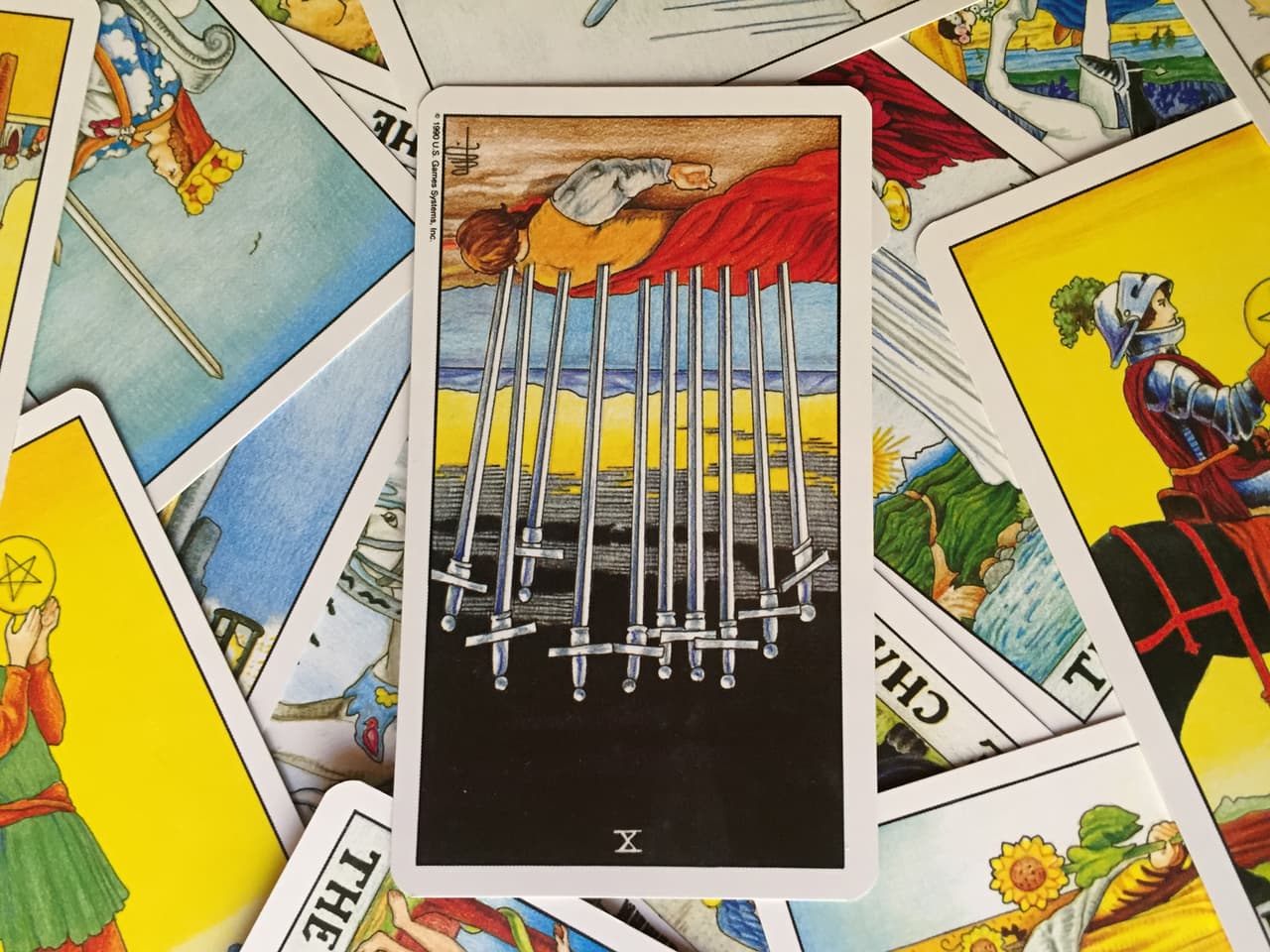 Al revés también puede indicar que tú mismo debes llegar a ese fin inesperado. Pero de todas formas viene y hay que hacerlo, aunque te dé miedo y te dé muchísimo dolor. Podría ser una relación amorosa o laboral que debe terminar pero no quieres dar ese paso tú por temor a lastimar a otros. Ni modo, hazlo.