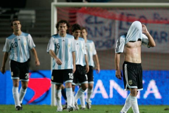 En el Mundial de Alemania 2006 el joven delantero tuvo que ver desde la banca cómo Alemania eliminaba en tanda de penales a la selección albiceleste.