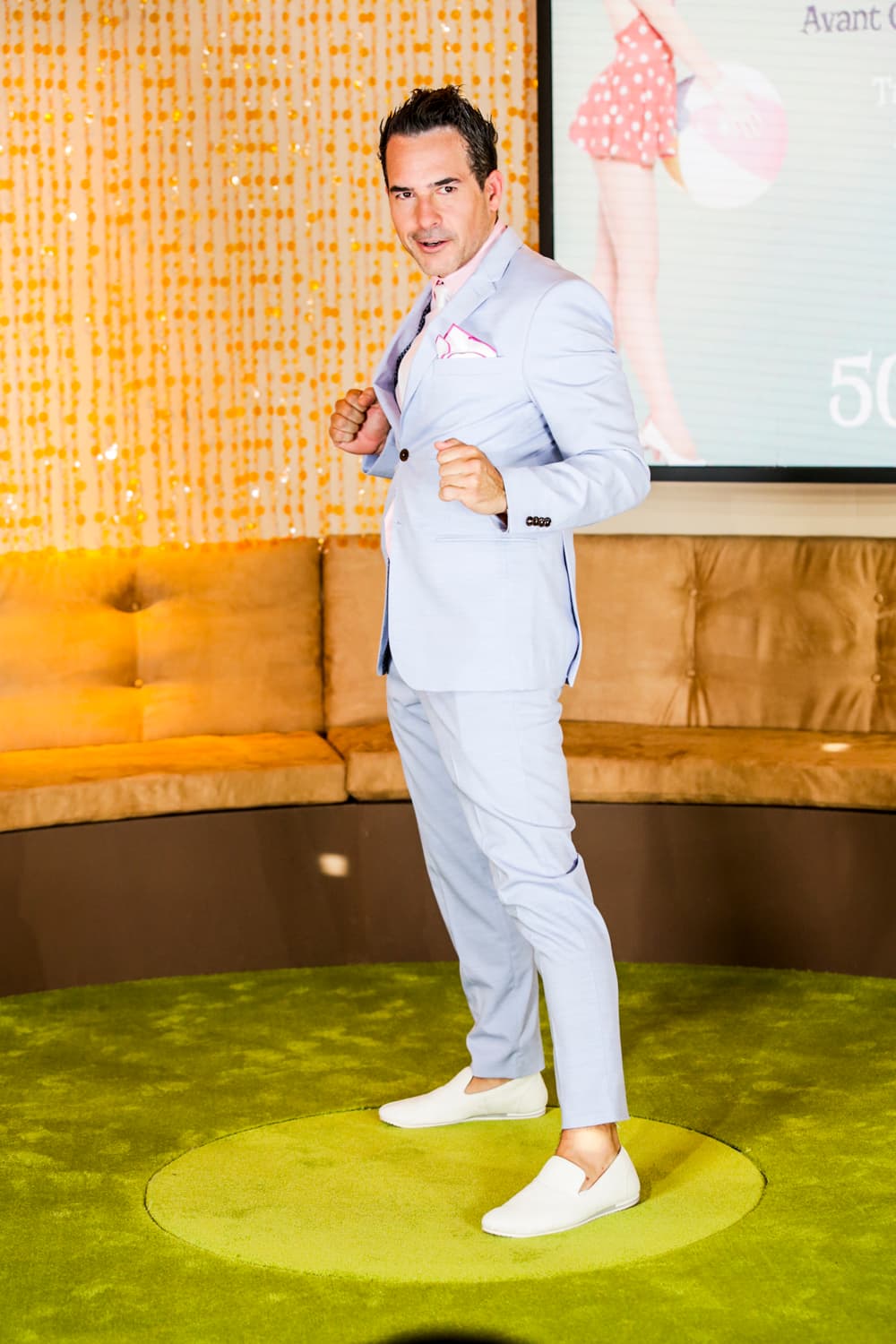 Oops! A Carlitos Calderón le quedó corto el pantalón.