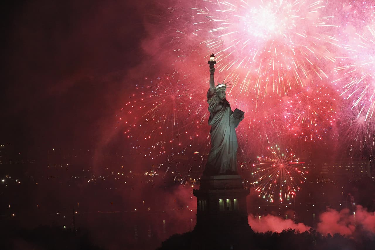 Los fuegos artificiales explotan sobre la Estatua de la Libertad en celebración del aniversario de su dedicación el 28 de octubre de 2011 en la ciudad de Nueva York. Las celebraciones por el símbolo mundial de la libertad y la apuesta de la amistad entre Francia y los Estados Unidos.