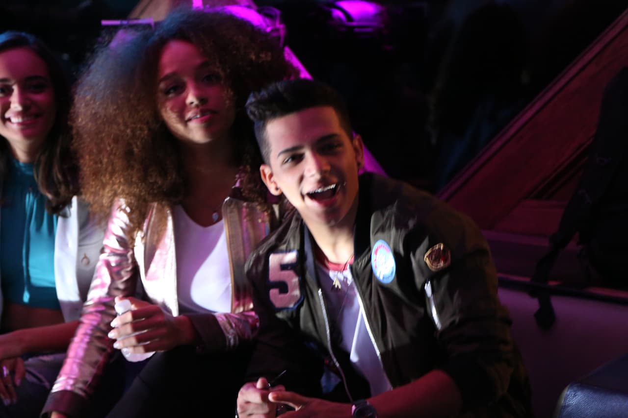 Abdiel, Fabyán, Alondra, Sofía, Verónica y Abel formaron la banda 
<b>Milenios</b>. “Cake by the ocean” fue el tema de su videoclip. Durante las grabaciones los chicos se diviertieron y hasta se sonrojaron al enterarse que había escena de beso.