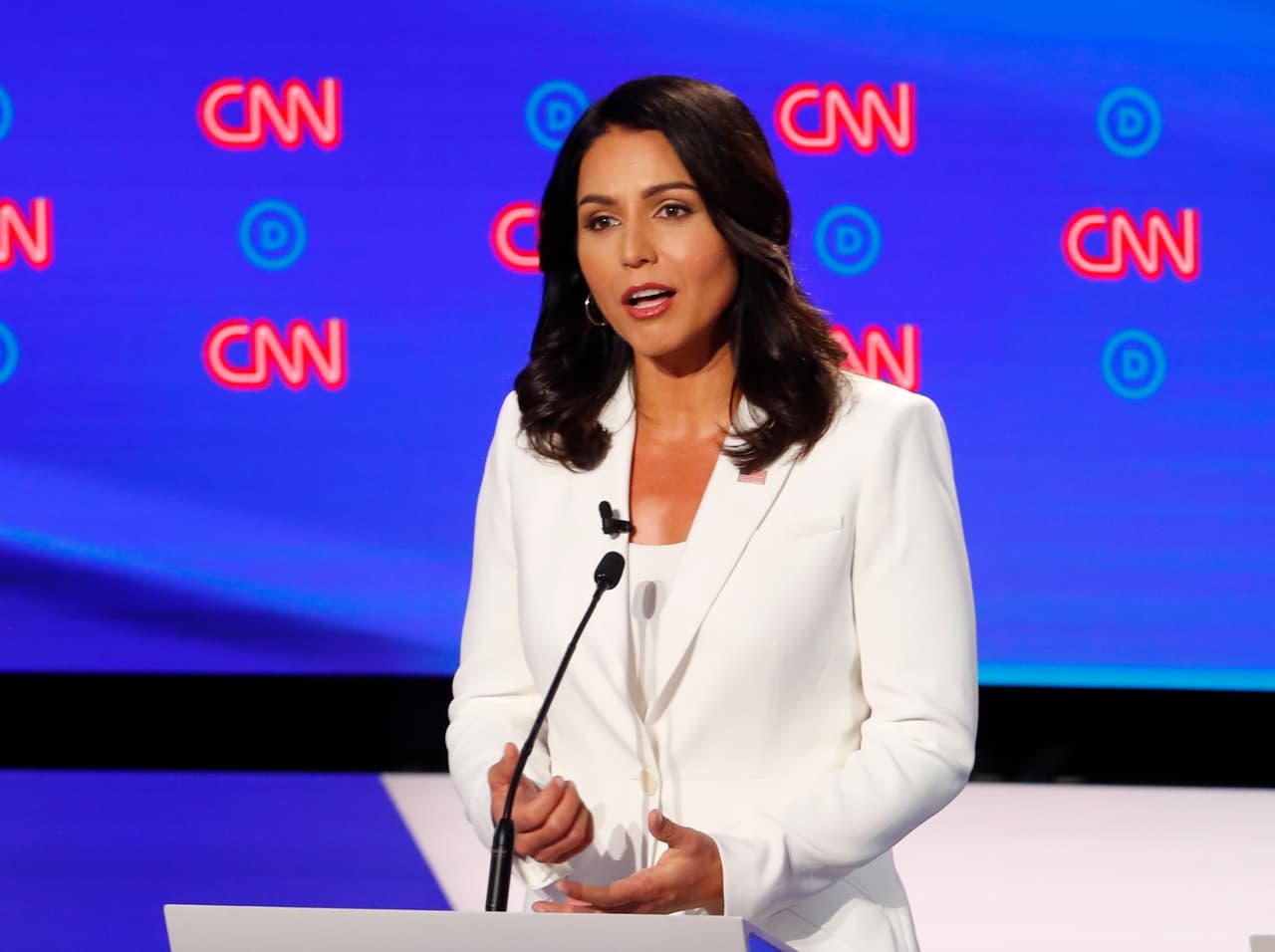 Un momento tenso del debate fue cuando la representante 
<a href="https://www.univision.com/temas/tulsi-gabbard">Tulsi Gabbard</a> acusó a la senadora Kamala Harris de haber llevado a la cárcel a 1,500 personas por violaciones a la legislación sobre consumo de marihuana cuando fue fiscal general de California y bloquear "pruebas que habrían liberado a un hombre inocente del corredor de la muerte". Harris intentó defenderse al citar sus esfuerzos por reducir las tasas de encarcelamiento y su oposición a la pena de muerte.