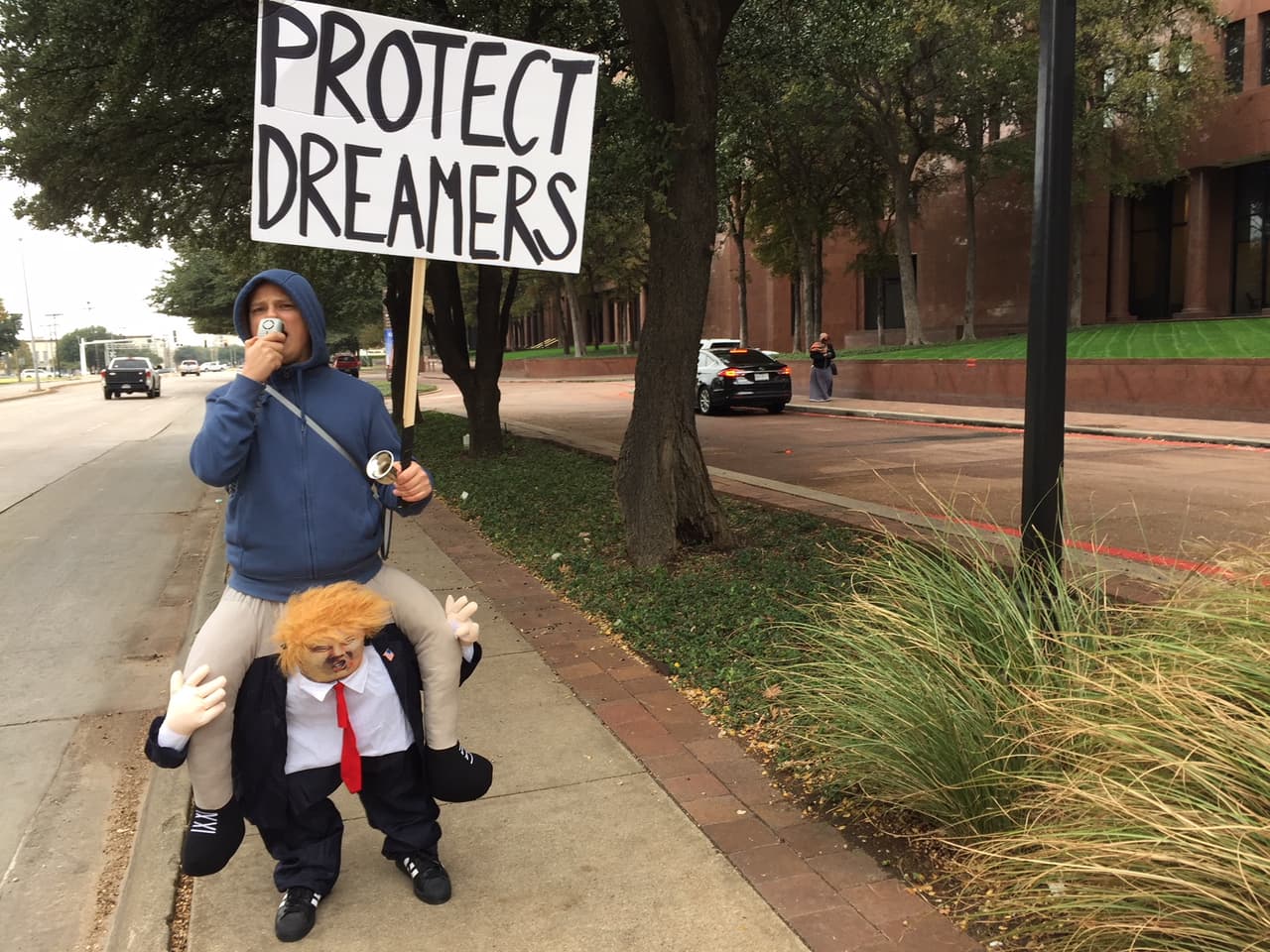 "Protege a los Dreamers", pedía este manifestante. Con DACA los jóvenes que calificaban podían trabajar legalmente mientras quedaban protegidos de una deportación.