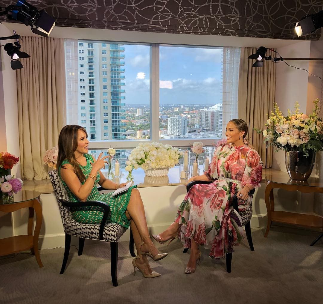 También ha sostenido charlas con grandes estrellas internacionales como Jennifer López, quien le reveló detalles sobre su relación con Alex Rodríguez.