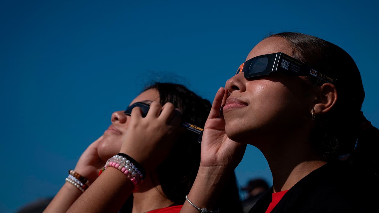 Las gafas de sol normales, por muy oscuras que sean, no son seguras para ver el sol. Los visores solares seguros deberían cumplir con la norma internacional ISO 12312-2, los cuales son miles de veces más oscuros.