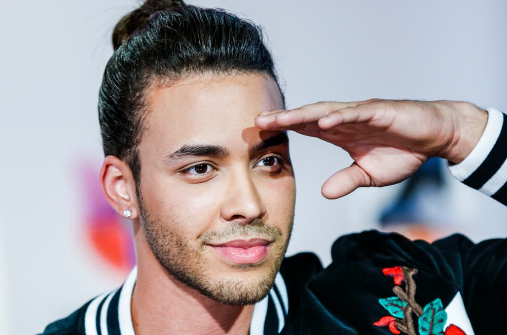 Al ídolo de la bachata le fascinan los videojuegos. Se dice que durante sus giras nunca puede olvidar la consola, con la que pasa horas jugando. Seguro la llevará antes de su presentación en Latin GRAMMY el próximo 17 de noviembre en Las Vegas.