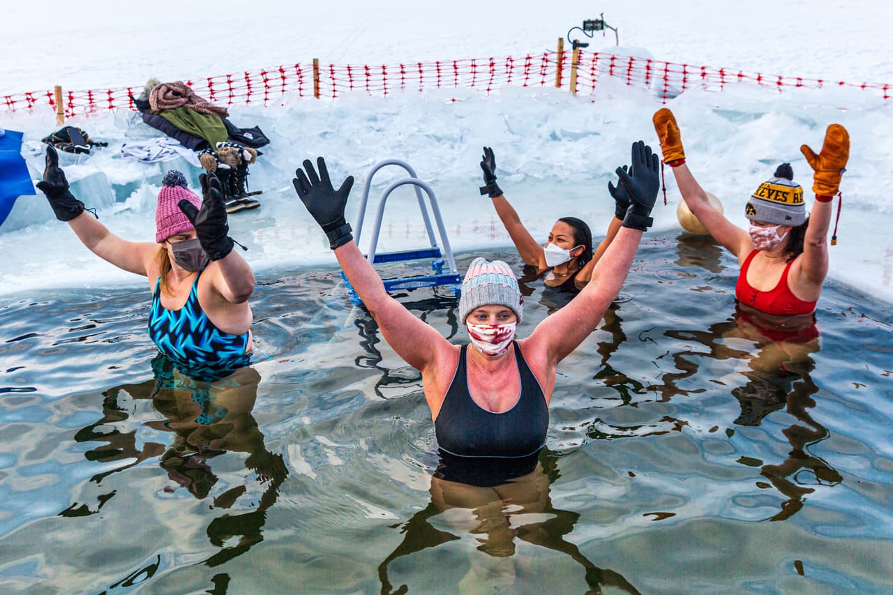 Se llaman así mismos los "Submergents" y, en medio de la nieve, este grupo se baña en las aguas gélidas del Lago Harriet en Minneapolis, Minnesota.