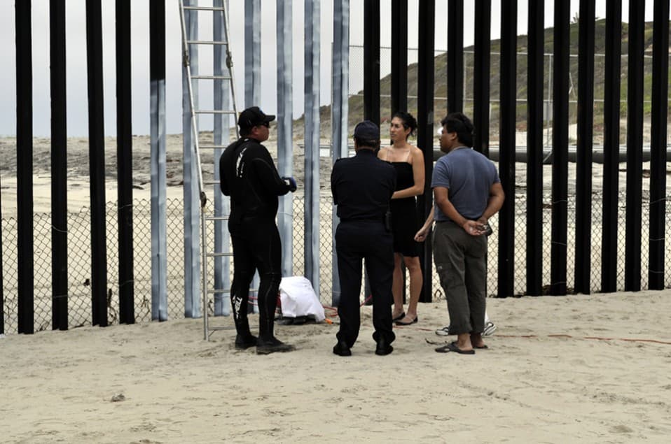 During her first attempt to paint the border fence in 2011, the Tijuana authorities threatened to arrest her. Fernández had to explain the motive behind the installation. Courtesy of Ana Teresa Fernández.