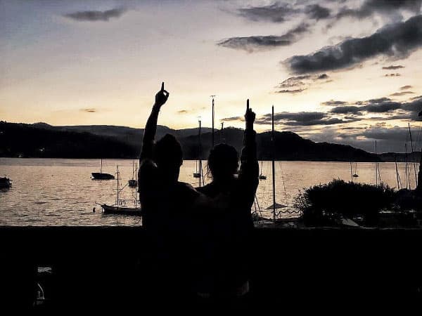 Estuvieron muy enamorados, compartieron fotografías en sus redes sociales con mensajes de amor: "You are the song my heart is beating to.. So open your eyes and see the way our horizons meet & all of the lights will lead into the night with me. 🍥✨".