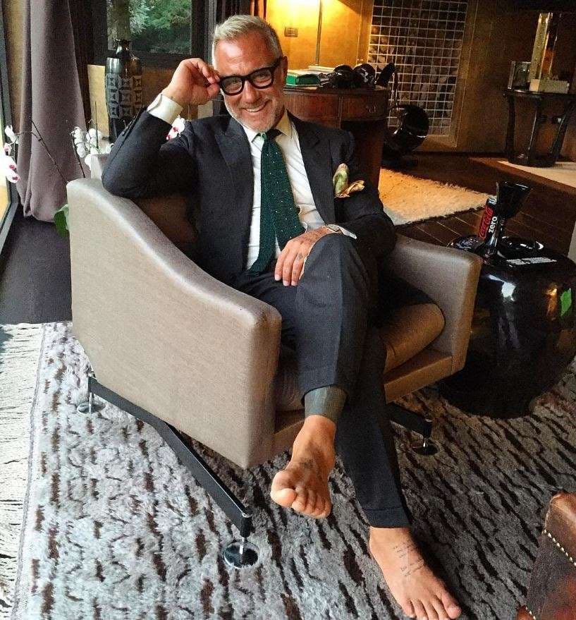 De traje y descalzo, nuevamente.