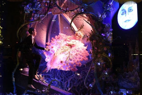 Las vitrinas navideñas de Saks FithAvenue están listas para ser admiradas por millones de visitantes. Con atuendos y accesorios lujosos que suman miles de dólares, las vitrinas se han convertido en un ícono de Nueva York. Mark Briggs, Jefe de Marketing y creativo para Saks Fifth Avenue, dijo en un comunicado que este año se han incorporado elementos nuevos , por lo que es una experiencia como ninguna otra ... una experiencia para recordar."