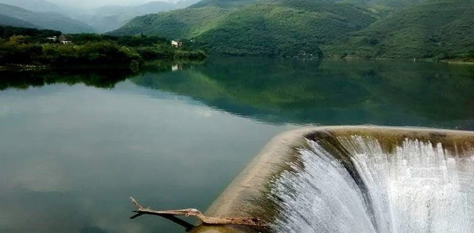 <b>Puesto 1. Querétaro | Almacenamiento: 18%</b>
<br>
<b> </b>
<br>En este céntrico estado mexicano, de 38 cuerpos de agua, cuatro están vacíos y el resto acumula un promedio del 17.7% de almacenaje, de acuerdo con información registrada por la Secretaría de Desarrollo Agropecuario (Sedea) y la Comisión Nacional del Agua.
<br>
<br>La baja captación de agua en las presas del estado ha comenzado a impactar los ciclos de producción agrícola. En la imagen aparece la Presa Jalpan, que se ubica en la Sierra Gorda de Querétaro, es la única del estado que está al 50% de su capacidad.