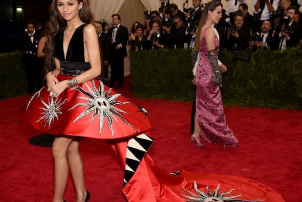 Zendaya llevó un vestido estilizado y con falda, parecía tímida, pero su colita también atrajo las miradas.
