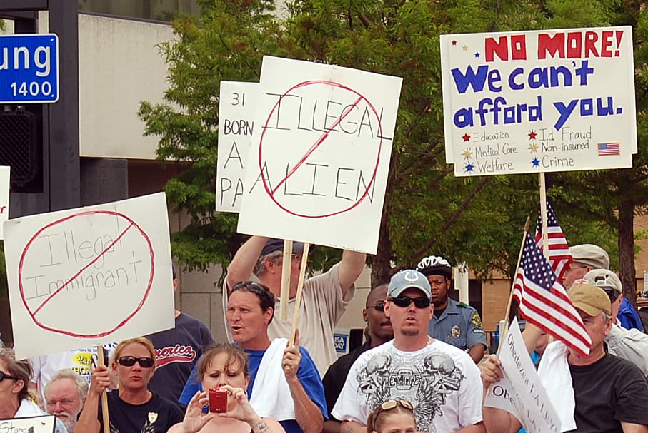 Proponen eliminar lenguaje ofensivo contra inmigrantes