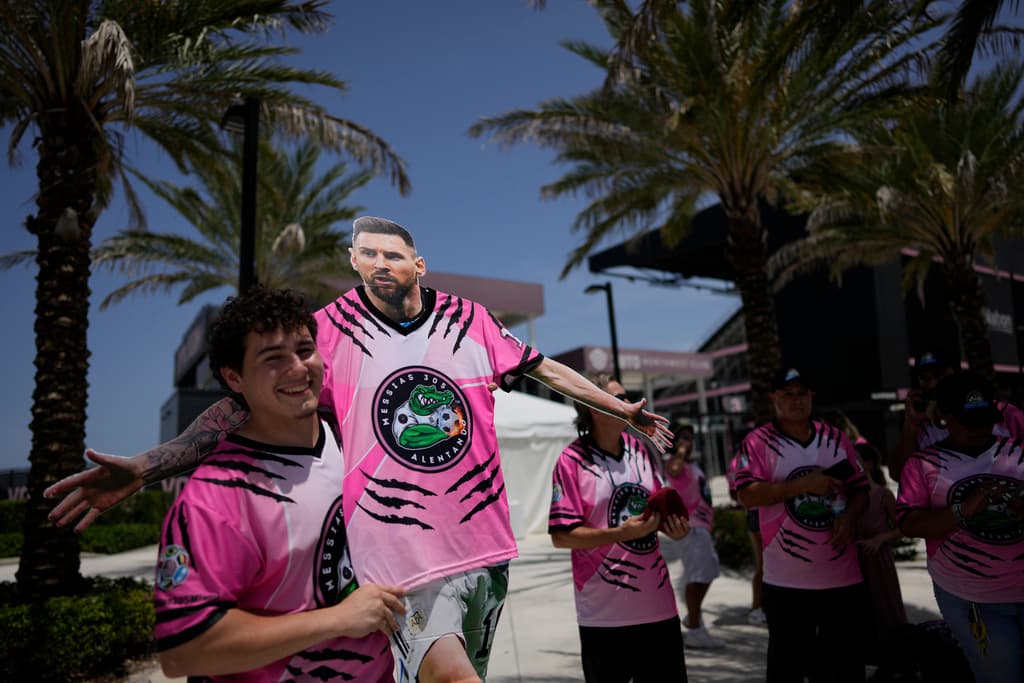 En una de las ciudades más latinas de Estados Unidos, no se oculta la euforia que genera Messi, quien inicia una nueva etapa como futbolista de la Major League Soccer (MLS). Julian Iglesias, de 19 años, de Miami Beach, sostiene su figura de cartón mientras espera junto a un grupo de fanáticos del sur de Florida ver a Messi el domingo.
<br>
<br>
