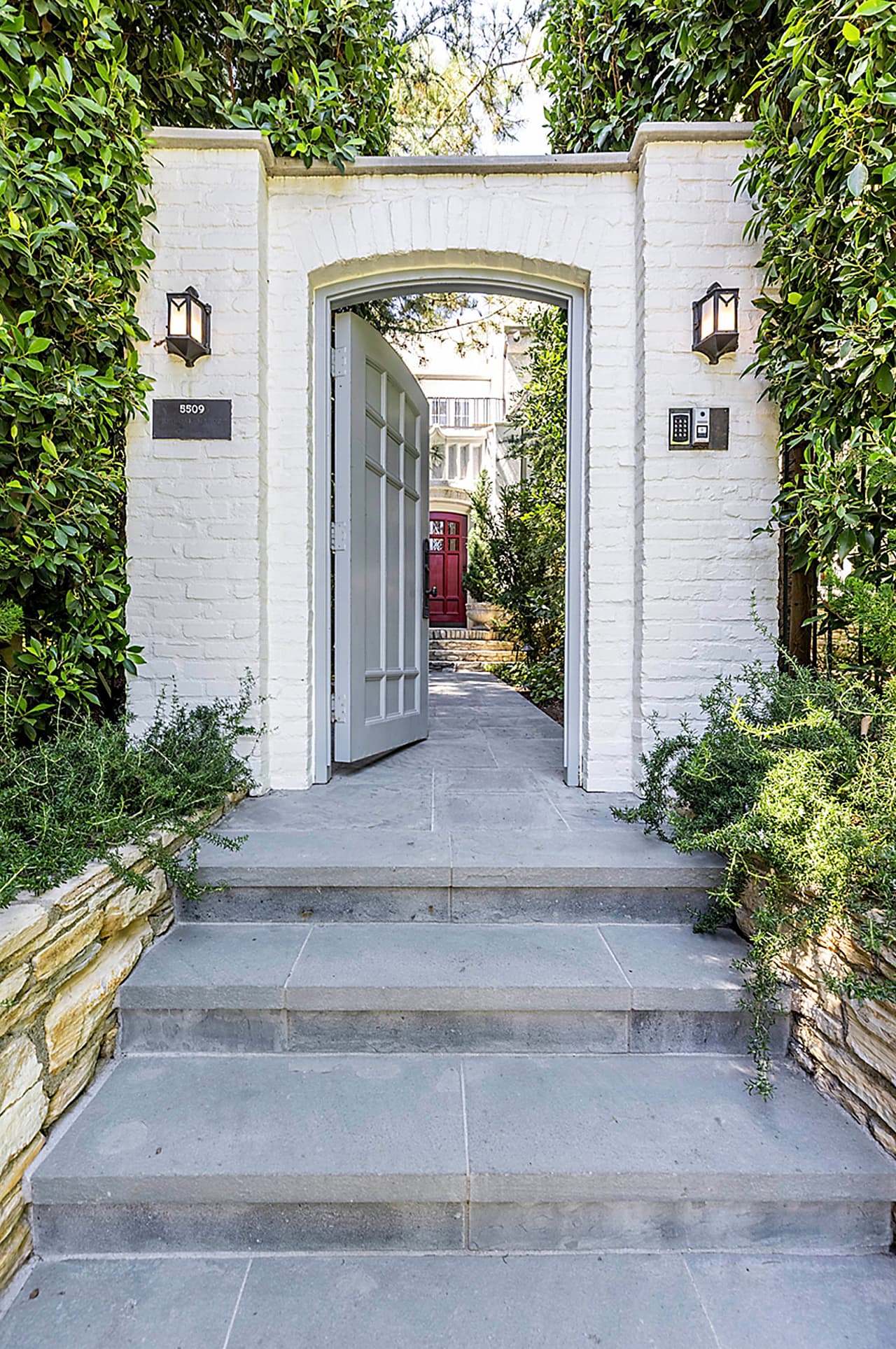 Leonardo adquirió la mansión en 2018 y sería habitada por su padre. Sin embargo, más tarde ese año el actor compró una propiedad más grande para su progenitor.
<br>